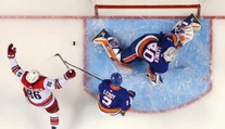 V defenzívnom súboji Islanders - Hurricanes padol jediný gól, aj to až v predĺžení