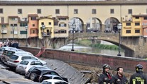 Vo Florencii sa prepadla časť nábrežia, majitelia hľadali autá v priekope