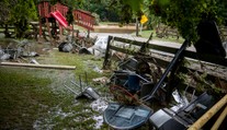 Voda so sebou odnášala aj domy. Počet obetí ničivých povodní v štáte Tennessee stúpol na 22