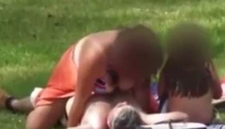 Šokujúce video! Dvojica mala sex v parku, vedľa nich sedelo dieťa
