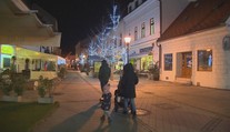 Námestia a uličky už čoskoro rozžiari vianočná výzdoba. Náš prieskum ukázal, že chudobnejšia nebude