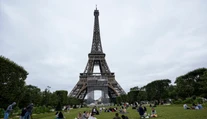 Američania strávili nezákonnú noc na Eiffelovej veži. Opití tam zaspali