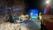 V Oravskom Podzámku havaroval autobus. Cesta je neprejazdná