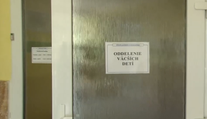 Chlapec sa v obchode chytil regálu, dostal ranu elekrinou. Mal veľké šťastie