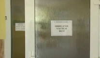 Chlapec sa v obchode chytil regálu, dostal ranu elekrinou. Mal veľké šťastie