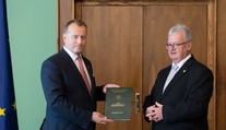 Predseda parlamentu prijal zápisnicu o výsledku volieb z rúk predsedu štátnej volebnej komisie