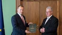 Predseda parlamentu prijal zápisnicu o výsledku volieb z rúk predsedu štátnej volebnej komisie