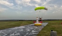 VIDEO: Pristátie ako z rozprávky. Parašutista skončil rovno na nafukovacom jednorožcovi