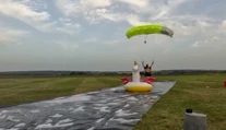 VIDEO: Pristátie ako z rozprávky. Parašutista skončil rovno na nafukovacom jednorožcovi