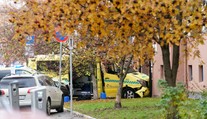 Dráma v Nórsku: Muž ukradol sanitku a vrazil do ľudí. Zranené sú aj dvojičky, ktoré boli v kočíku