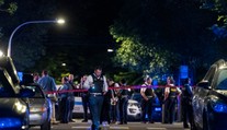 Streľba v Chicagu: Niekto útočil z auta na skupiny ľudí, hlásia jednu obeť aj zranených