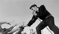 Vydražili legendárne modré semišové topánky Elvisa Presleyho