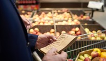 Dôchodca dostal v supermarkete záchvat, ochrankár ho vraj ešte dobil a vyhodil
