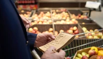 Dôchodca dostal v supermarkete záchvat, ochrankár ho vraj ešte dobil a vyhodil