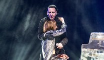 Spevák Marilyn Manson skolaboval počas koncertu. Tvrdil "že sa otrávil teplom"