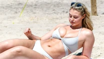 No a čo že je oblejšia. Modelka sa za svoje krivky hanbiť nemusí
