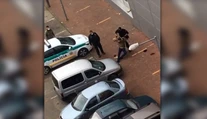 VIDEO: Policajtovi praskli nervy a správal sa ako nepríčetný. Kopal do muža ležiaceho na parkovisku