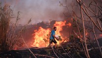 Lesné požiare v Grécku si vyžiadali prvú obeť