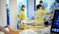Koronavírusu podľahlo 44 osôb. Počet hospitalizácií klesol