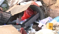 Zo silážnej jamy si spravili smetisko. Hádžu tam pneumatiky aj chladničky