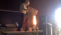 Šialený profesor si získal srdcia študentov. Takéto hodiny chémie by sa páčili každému