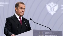 Ruský exprezident Medvedev zverejnil mierový plán pre Ukrajinu. Obsahuje viacero absurdných bodov