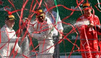 Hamilton si v Monze išiel vlastné preteky, vďaka triumfu sa vrátil na prvé miesto