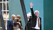 Julian Assange si užíva slobodu s rodinou. Manželka zverejnila fotografiu, z ktorej srší radosť a šťastie