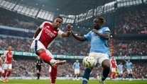 V boji o prvé miesto úradovali obrancovia. Manchester City vyfúkol Arsenalu cenný triumf v 98. minúte