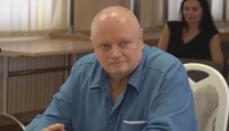 Rozhodovali o policajtovi, ktorý v Hurbanove zastrelil troch Rómov. Chce ísť na slobodu