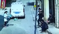 VIDEO: Nepozorná matka takmer prišla o syna. Dieťa vbehlo pod dodávku