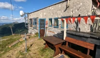 Na hrebeni Malej Fatry vznikol podivný bufet. Je za ním muž, ktorý točil Filipa Kuffu na palube vrtuľníka