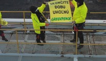 Aktivisti Greenpeace, ktorí vyliezli na ťažobnú vežu v Novákoch, sú nevinní