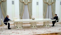 Tajomstvo dlhého stola medzi Putinom a Macronom odhalené. Nepodali si preto ani ruky