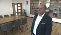 FOTO: Starosta jednej z najchudobnejších obcí na východe Slovenska si užíva luxus v kancelárii. Stôl za 6-tisíc eur, zrkadlo za tri tisícky