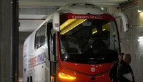 Dráma vo Francúzsku: Fanúšikovia Marseille zaútočili na autobus súpera. Tréner je zranený