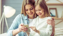 Kedy kúpiť dieťaťu prvý mobil? Odborník vysvetľuje, ako si vybudovať dôveru a zároveň potomka kontrolovať