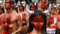 Naháči sa poliali krvou na protest proti zabíjaniu býkov