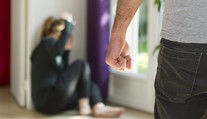 Násilie v rodinách je čoraz brutálnejšie. Väčšina Slovákov si myslí, že žena má s tyranom ostať, aj keď útočí na deti