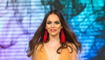 Slovenskú sexy modelku zradili šaty. Ukázala holé prsia aj zadok
