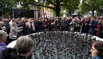 Nórsko si pripomína desiate výročie teroristických útokov, pri ktorých zahynulo 77 ľudí