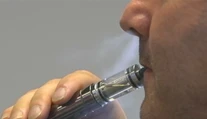 Elektronické cigarety nie sú zdravšie ako sa predpokladalo. Na svedomí majú prvú obeť