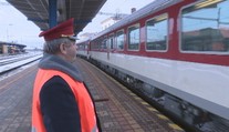 Vlak narazil do policajného auta pri Detve. Vodič si pred zrážkou sám zdvihol závory