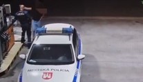 VIDEO: Po Bratislave chodí žena, ktorá pravidelne mláti mužov. Dala facku aj policajtovi, tá však bola na dlhší čas jej posledná