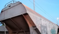 Dve deti v Malackách vyliezli na odstavený vlak. Zasiahol ich elektrický prúd