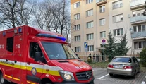V byte v Bratislave našli dvoch mŕtvych mužov a zranenú ženu