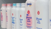 Azbest v detskom púdri: Johnson & Johnson zaplatí za urovnanie sporov 100 miliónov dolárov
