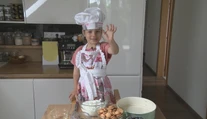 Detské bábiky vymenila za kuchynské pomôcky. Spoznajte túto trojročnú hviezdu kuchyne