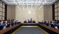 Poslanci zarobia v hrubom viac ako premiér. Podľa odborníkov ministri zarábajú neprimerane málo