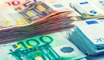 Ľuďom prišla v noci sms, že im z účtov stiahli stovky eur. Banka má takéto vysvetlenie